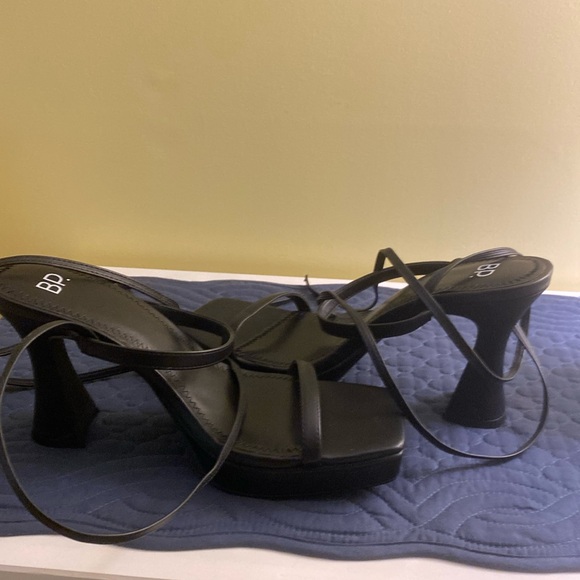 Beautiful ankle wrap heals- never worn!  NWOT - Picture 1 of 6